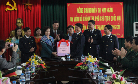 Đồng chí Nguyễn Thị Kim Ngân thăm và làm việc tại Chi cục Hải quan cửa khẩu Móng Cái