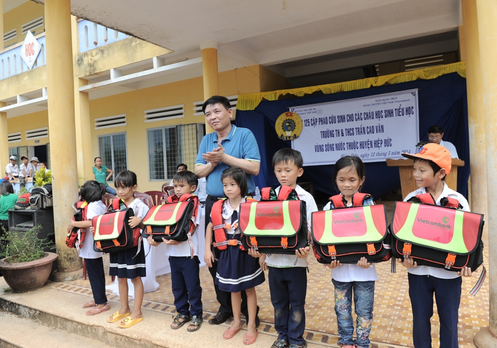 Đại diện Vietcombank, ông Trần Phúc Cường tặng cặp phao cứu sinh cho học sinh trường Tiểu học và THCS Trần Cao Vân - Quảng Nam.
