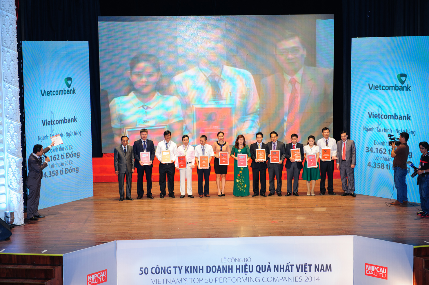 Bà Trương Thị Thúy Nga - Phó Tổng giám đốc kiêm Giám đốc Chi nhánh Vietcombank TP.Hồ Chí Minh (đứng giữa) nhận chứng nhận của Ban tổ chức. Ảnh: Thế Dương