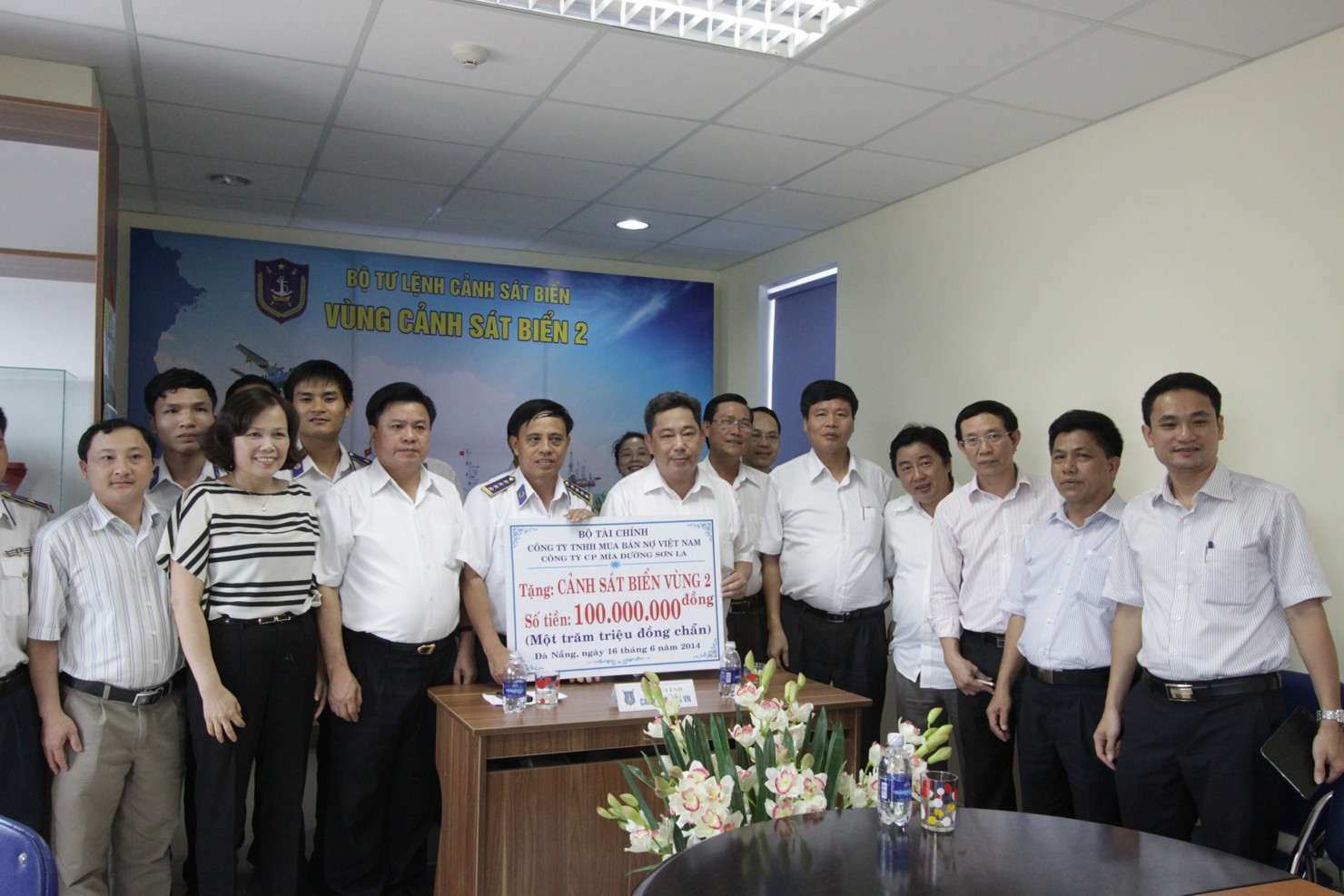 Đoàn công tác của DATC trao quà tặng cho Vùng cảnh sát biển 2