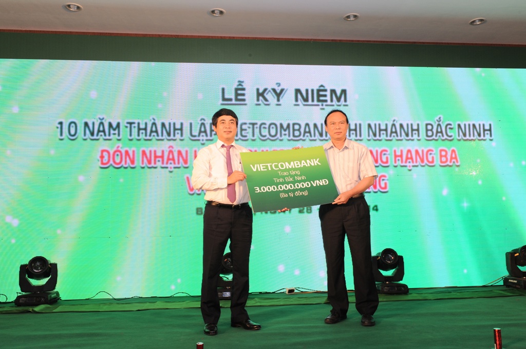 Ông Nghiêm Xuân Thành - Tổng giám đốc Vietcombank (bên trái) trao số tiền ủng hộ 3 tỷ đồng xây dựng trường học trên địa bàn tỉnh Bắc Ninh. Ảnh: Lê Hưng.