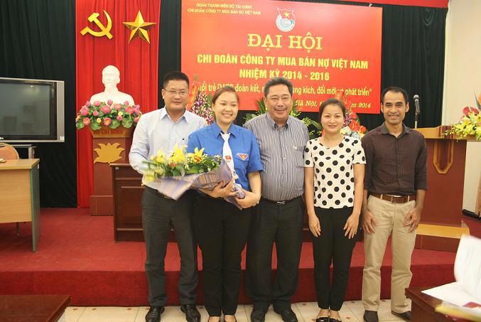 Đồng chí Lê Hoàng Hải - Bí thư Đảng Ủy - Ủy viên Hội đồng thành viên, Tổng giám đốc Công ty chụp ảnh cùng Ban chấp hành Chi đoàn nhiệm kỳ 2014-2016. 