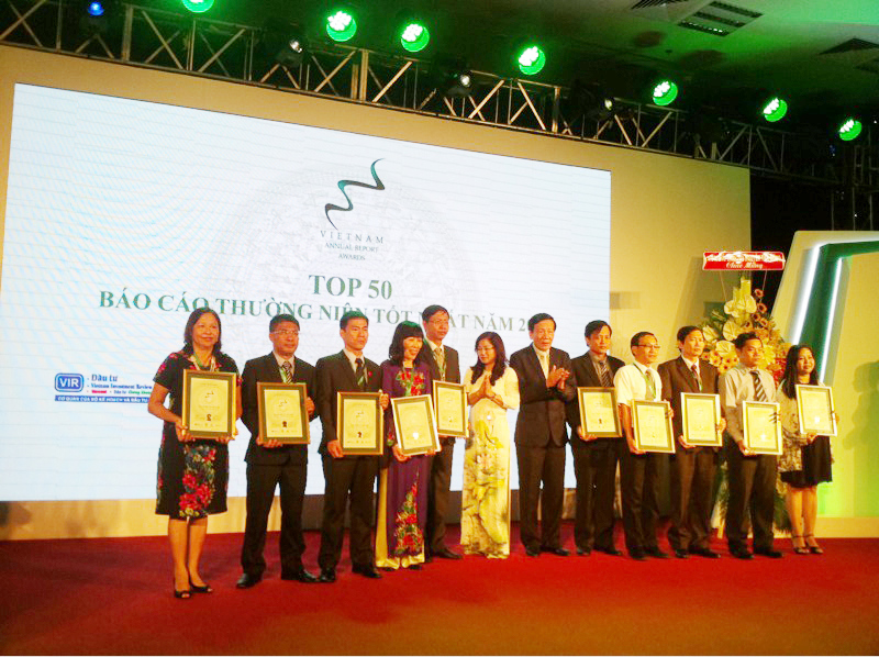 Đại diện Vietcombank, Bà Lê Thị Hoa,  Ủy viên Hội đồng quản trị (thứ 4 từ trái sang) nhận giải thưởng “Báo cáo thường niên tốt nhất trên TTCK năm 2014” do Ban Tổ chức trao tặng. 