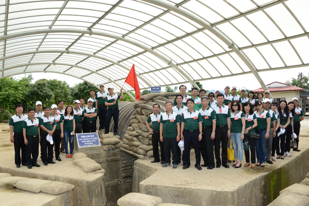Đoàn đại biểu Đảng bộ Vietcombank thăm di tích hầm chỉ huy tập đoàn cứ điểm Điện Biên Phủ