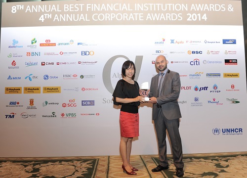 Đại diện Vietcombank nhận giải thưởng do Tạp chí Alpha SEA trao tặng.