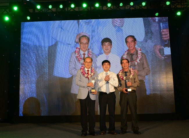 Ông Nghiêm Xuân Thành - Tổng giám đốc Vietcombank (đứng giữa) tặng quà tri ân tới các đại biểu và các vị khách quý tham dự hội nghị