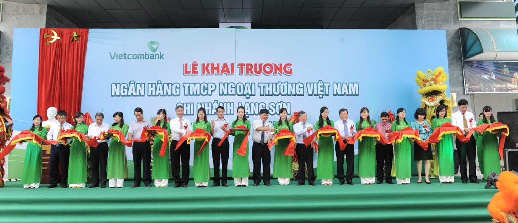 Các đại biểu tham gia Lễ cắt băng khai trương Chi nhánh Vietcombank Lạng Sơn