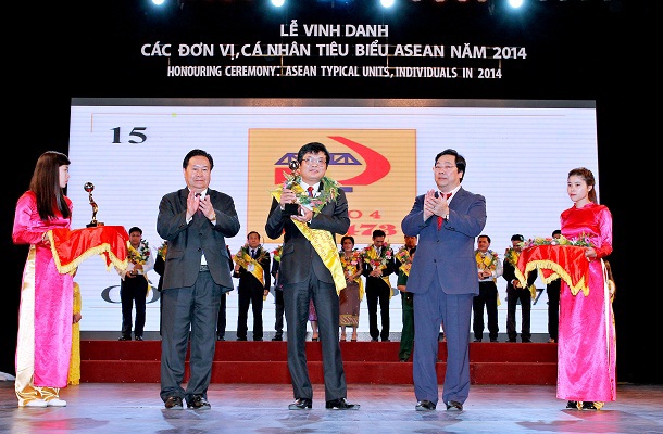 Ông Nguyễn Xuân Hải - Giám đốc Công ty cổ phần 473 nhận giải thưởng doanh nghiệp tiêu biểu