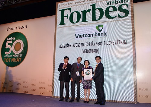 Bà Trịnh Thị Hồng Hạnh - Phó giám đốc Vietcombank Chi nhánh TP.Hồ Chí Minh nhận danh hiệu công ty niêm yết tốt nhất do Tạp chí Forbes Việt Nam trao tặng. Ảnh: Lê Hưng.