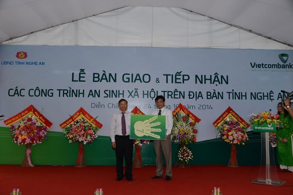 Ông Nguyễn Hòa Bình - Chủ tịch HĐQT Vietcombank (bên trái) bàn giao 4 công trình trường học cho UBND huyện Tương Dương