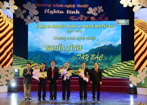 Ông Nghiêm Xuân Thành (thứ 2 từ trái sang), Chủ tịch HĐQT Vietcombank nhận Giấy khen, Kỷ niệm chương của Ban chỉ đạo Tây Bắc đối với những đóng góp của Vietcombank cho 14 tỉnh Tây Bắc những năm qua. Ảnh: Hồng Quang