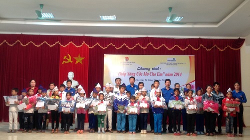 -	Vietcombank trao quà tặng cho các em học sinh nghèo vượt khó tại huyện Kỳ Sơn - Nghệ An