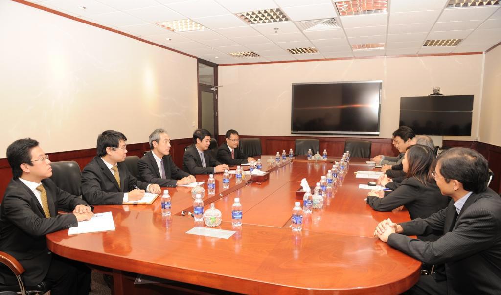Chủ tịch HĐQT Vietcombank Nghiêm Xuân Thành (thứ 4 hàng bên trái) tiếp ông Mizuma và Đoàn Mizuho