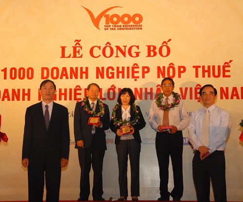 Đại diện Vietcombank (đứng giữa) nhận danh hiệu “Top 10 doanh nghiệp nộp thuế lớn nhất Việt Nam”