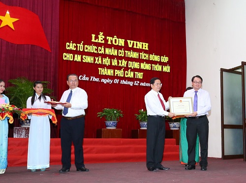Ông Trần Long Giang - Phó giám đốc phụ trách Chi nhánh Vietcombank Cần Thơ (ngoài cùng bên phải) nhận bằng khen vinh danh của Thành ủy TP. Cần Thơ