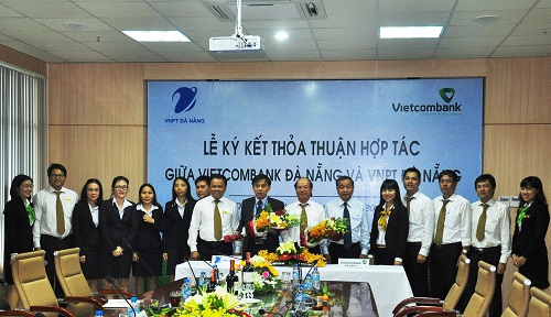Ông Lê Diệp - Giám đốc Vietcombank Đà Nẵng (thứ 10 từ trái sang) và ông Lương Hồng Khanh - Giám đốc VNPT Đà Nẵng (thứ 8 từ phải sang) cùng các đại biểu tham dự lễ  ký kết thỏa thuận hợp tác giữa hai bên