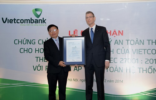 Phó Tổng giám đốc Vietcombank Đào Minh Tuấn (bên trái) nhận chứng chỉ từ Tổng giám đốc TÜV Rheinland
