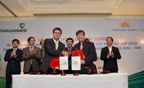 Ông  Phạm Quang Dũng - Tổng giám đốc Vietcombank (hàng đầu, bên trái) và ông Phạm Ngọc Minh - Tổng giám đốc Vietnam Airlines đại diện cho 2 bên ký kết hợp đồng tín dụng