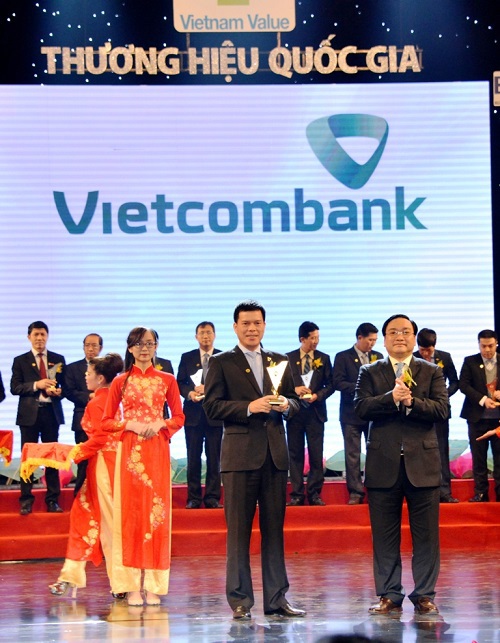 Ông Phạm Mạnh Thắng - Phó Tổng giám đốc Vietcombank nhận Biểu trưng Thương hiệu Quốc gia năm 2014 từ Phó Thủ tướng Hoàng Trung Hải.