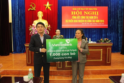 Đại diện Vietcombank, Đ/c Nghiêm Xuân Thành - Bí thư Đảng ủy - Chủ tịch Hội đồng quản trị Vietcombank (bên trái) trao tặng hộ nghèo tại 10 huyện miền núi giáp Tây Nguyên 1.000 con bò (tương đương 15 tỷ đồng)