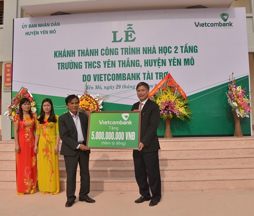 Ông Nguyễn Danh Lương Ủy viên HĐQT kiêm Phó TGĐ Vietcombank (bên phải) trao tặng số tiền 5 tỷ đồng cho lãnh đạo địa phương