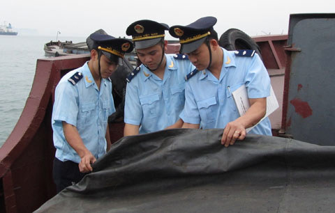 Cán bộ hải quan kiểm tra thực tế hàng hóa trên địa bàn cửa khẩu cảng biển Quảng Ninh