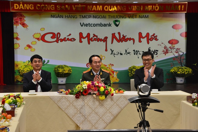 Đại tướng Trần Đại Quang, Ủy viên Bộ Chính trị, Bộ trưởng Bộ Công an (ngồi giữa) chúc tết Vietcombank qua cầu truyền hình trực tiếp toàn hệ thống Vietcombank.