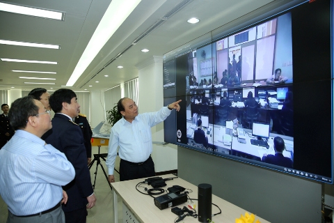 Phó Thủ tướng Chính phủ Nguyễn Xuân Phúc - Trưởng Ban chỉ đạo 389 kiểm tra thiết bị chuyên dụng tại Trung tâm chỉ huy chống buôn lậu.