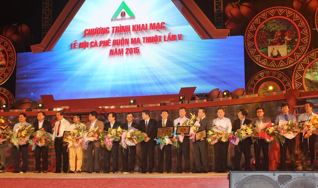 Ông Võ Công Trung – Phó GĐ Vietcombank Đăk Lăk (thứ 8 từ phải sang) nhận Kỷ niệm chương Lễ hội Cà phê Buôn Ma Thuột lần 5 năm 2015 do UBND tỉnh Đăk Lăk trao tặng