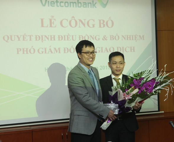 Tổng giám đốc Phạm Quang Dũng trao quyết định và tặng hoa chúc mừng ông Đặng Kiên Định