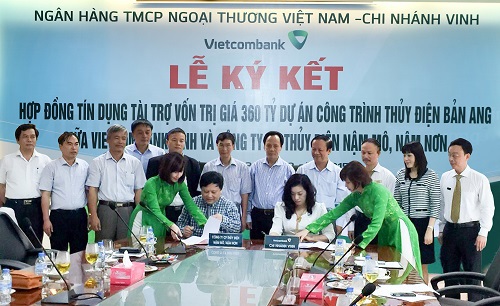 Lễ ký kết hợp đồng tín dụng tài trợ thực hiện dự án Nhà máy thủy điện Bản Ang giữa Vietcombank Vinh và Công ty cổ phần thủy điện Nậm Mô, Nậm Nơn