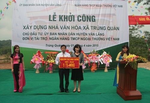 Bà Lê Thị Hoa - Ủy viên HĐQT Vietcombank trao tặng số tiền 1 tỷ đồng cho ông Nguyễn Đình Độ - Chủ tịch UBND xã Trùng Quán – Đại diện Chủ đầu tư.