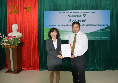 Bà Lê Thị Hoa - Ủy viên HĐQT Vietcombank trao Quyết định cho ông Trần Thùy Dương