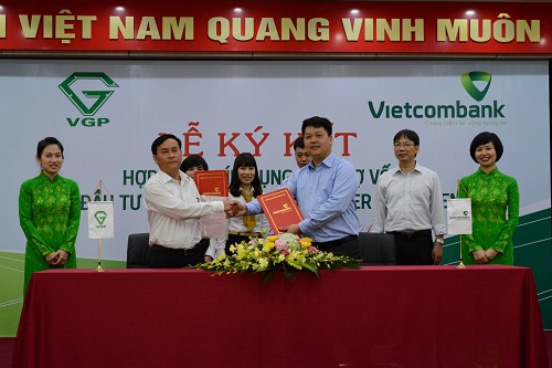 Ông Nguyễn Văn Việt - Giám đốc Vietcombank Hải Phòng (hàng đầu bên phải) vàông  Lương Hoài Trân - Giám đốc Công ty Cổ phần Cảng xanh VIP  tham gia ký kết hợp đồng tín dụng