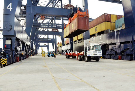 Bốc xếp container hàng xuất nhập khẩu tại cảng Cái Lân (ảnh minh họa)
