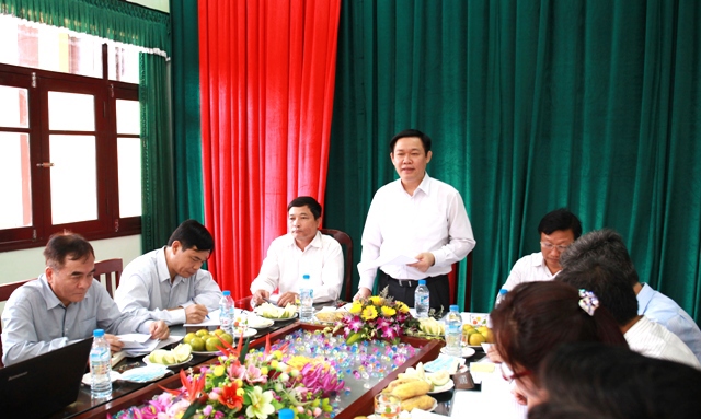 Trưởng Ban Kinh tế Trung ương Vương Đình Huệ làm việc tại xá Mễ Sở, huyện Văn Lâm, tỉnh Hưng Yên