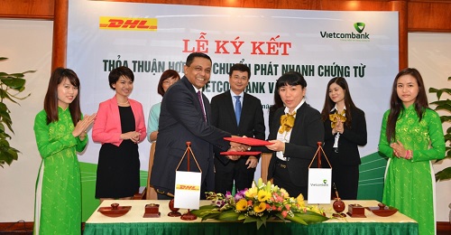 Đại diện Vietcombank và DHL-VNPT ký kết Thỏa thuận hợp tác chuyển phát nhanh chứng từ