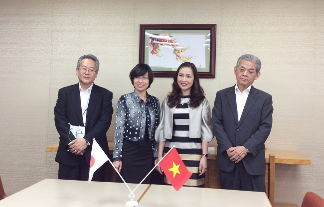 Phó Tổng giám đốc Vietcombank Nguyễn Thị Kim Oanh (thứ hai từ phải sang) và Phó Tổng giám đốc Ngân hàng Aichi (ngoài cùng bên phải) tại Ngân hàng Aichi - Nagoya