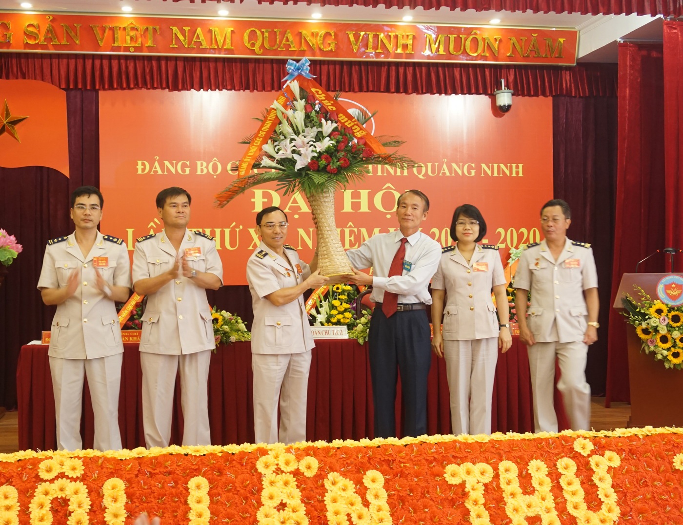 Lãnh đạo Khối các cơ quan tỉnh chúc mừng BCH Đảng bộ Cục Hải quan tỉnh lần thứ XII, nhiệm kỳ 2015-2020.