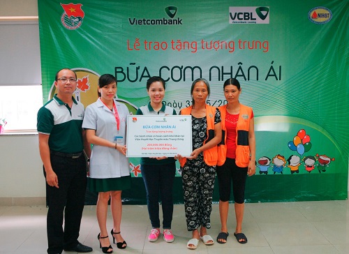 Đại diện ĐTN HSC Vietcombank trao biển tài trợ chương trình “Bữa cơm nhân ái” cho Khoa Dinh dưỡng - Viện Huyết học Truyền máu TW và đại diện người nhà bệnh nhân