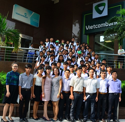 Tập thể giáo viên và học sinh Trường Phổ thông Dân tộc Nội trúĐam Rông chụp ảnh kỷ niệm tại Vietcombank.