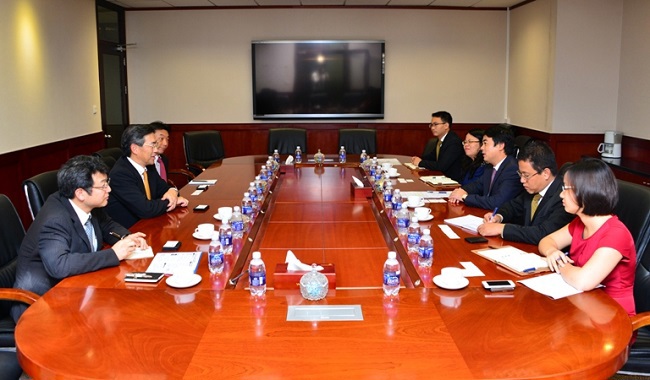 ng Nghiêm Xuân Thành – Bí thư Đảng ủy – Chủ tịch HĐQT Vietcombank (thứ 3 từ phải sang) tiếp đoàn lãnh đạo cao cấp ngân hàng SMBC (bên trái).