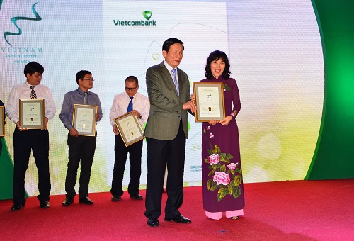 Đại diện Vietcombank, bà Lê Thị Hoa - Ủy viên Hội đồng quản trị (bên phải) nhận giải thưởng của Ban Tổ chức cuộc bình chọn Báo cáo thường niên năm 2015