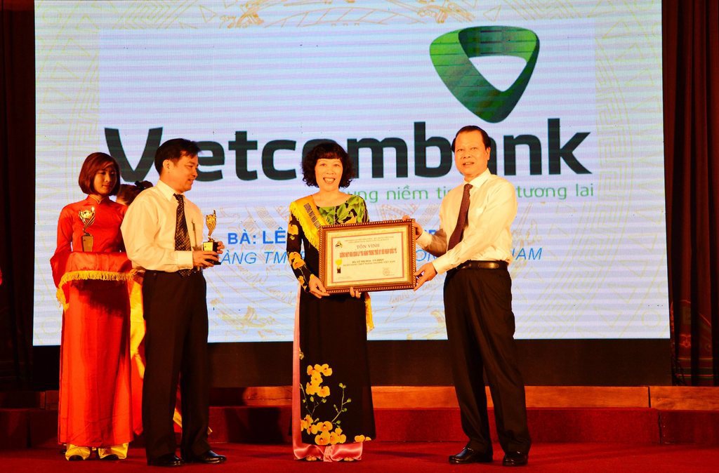 Phó Thủ tướng Chính phủ Vũ Văn Ninh trao Chứng nhận tôn vinh “Gương mặt Nhà quản lý tài năng trong thời kỳ hội nhập quốc tế” cho bà Lê Thị Hoa - Ủy viên HĐQT Vietcombank