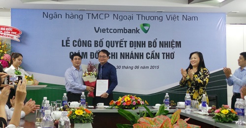Ông Nghiêm Xuân Thành - Chủ tịch HĐQT Vietcombank trao Quyết định bổ nhiệm Giám đốc cho ông Trần Long Giang 