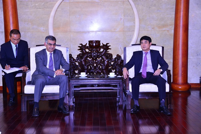 Chủ tịch HĐQT Vietcombank Nghiêm Xuân Thành (bên phải) trao đổi cùng ông Nirukt Sapru và các thành viên của Đoàn VBF