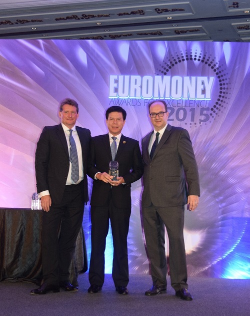 Đại diện Vietcombank, ông Phạm Mạnh Thắng - Phó Tổng giám đốc (đứng giữa) nhận giải thưởng “Ngân hàng tốt nhất Việt Nam năm 2015” do Tạp chí Euromoney trao tặng