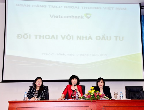 Bà Lê Thị Hoa - Ủy viên HĐQT (giữa) cùng đại diện lãnh đạo và chuyên viên Ban Chiến lược & Thư ký tổng hợp Vietcombank trả lời câu hỏi của các nhà đầu tư và giới truyền thông tại buổi đối thoại