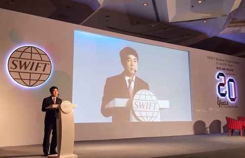 Ông Nghiêm Xuân Thành - Chủ tịch Hội đồng quản trị Vietcombank tham dự và phát biểu tại diễn đàn kinh doanh do SWIFT tổ chức lần đầu tiên tại Việt Nam