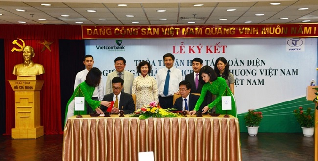 Ông Phạm Quang Dũng – thành viên HĐQT - Tổng giám đốc Vietcombank (ngồi bên trái) và ông Lê Tiến Trường - thành viên HĐQT - Tổng giám đốc Vinatex đại diện hai bên ký kết Thỏa thuận hợp tác toàn diện.